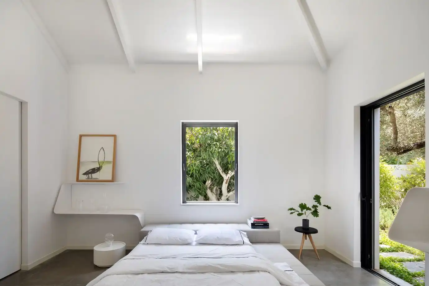 Decor tips for a minimalist bedroom interior