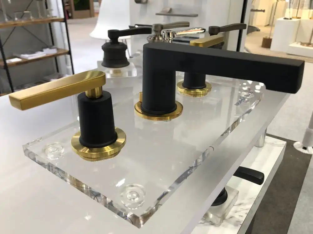 The trend of mixing metals is becoming increasingly popular, as in the Brasstech faucet set.