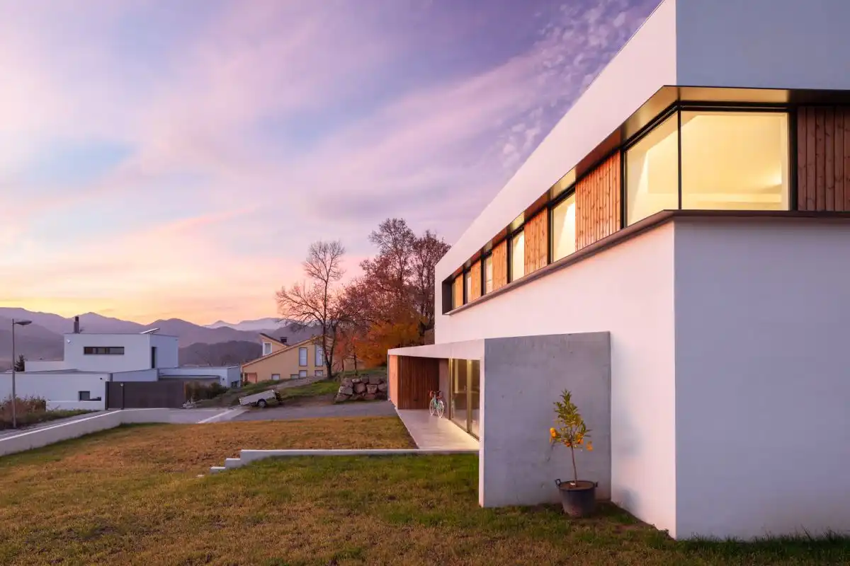Modern Bench House by Arnau estudi d’arquitectura concrete