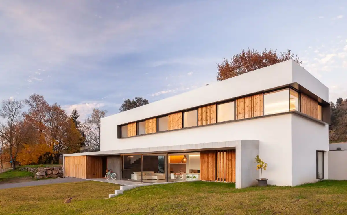 Modern Bench House by Arnau estudi d’arquitectura front house