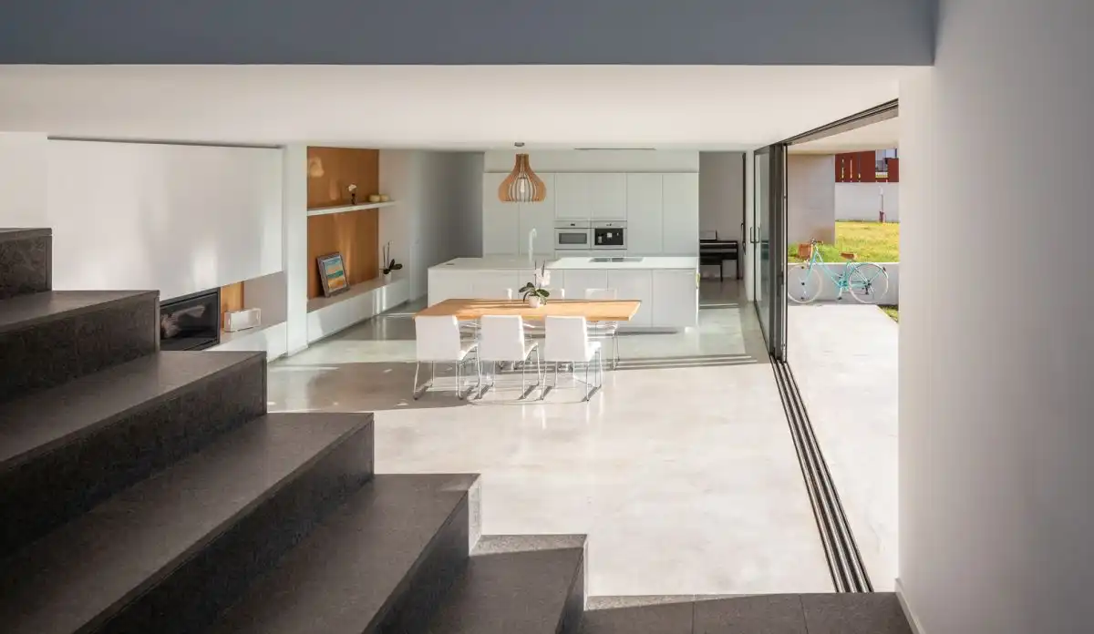 Modern Bench House by Arnau estudi d’arquitectura -white kitchen