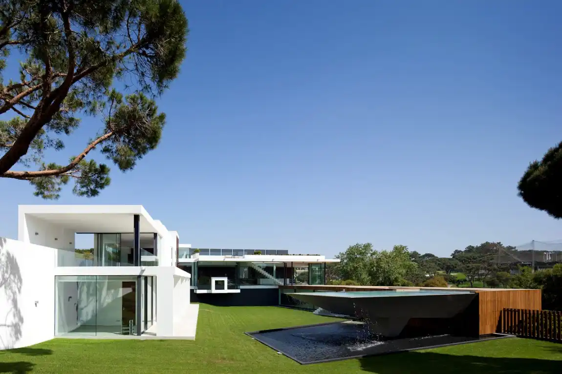Modern Casa Vale Do Lobo Cantilevered pool