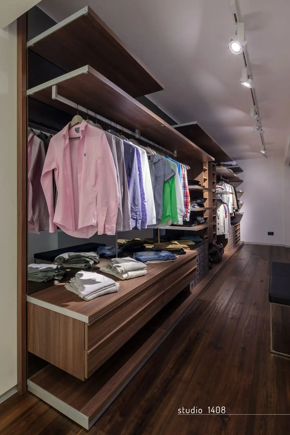 Modern Studio 1408 Walk in closet Design