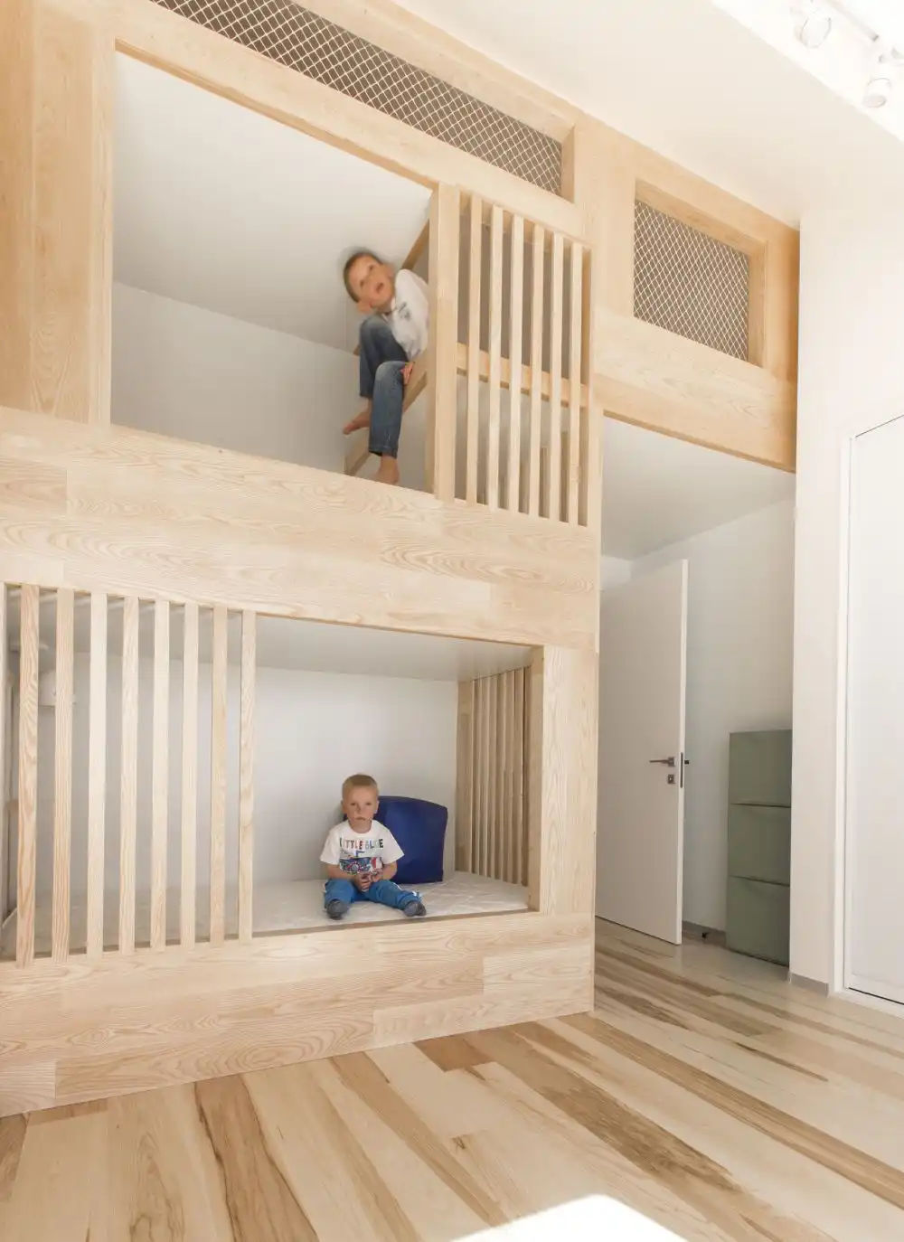 Modern built in bunk beds