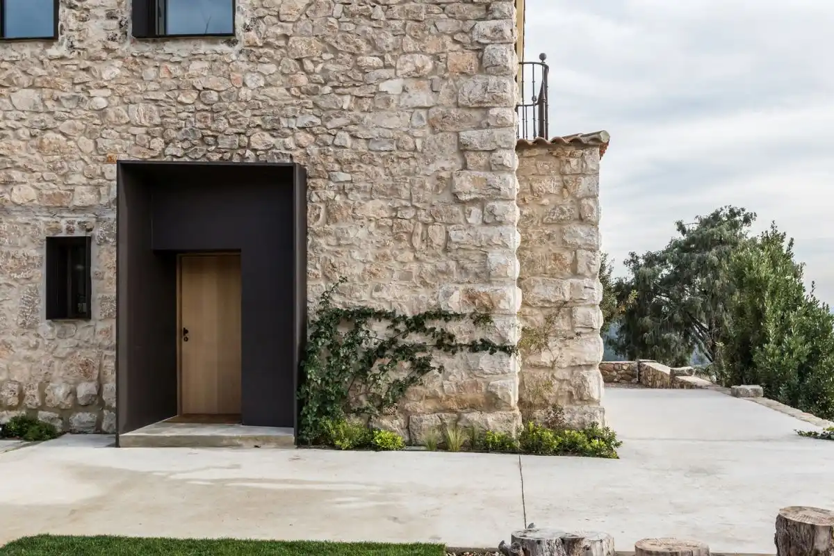 Modern traditional house in spain Grand by Lado Blanco Arquitecturas steel entrance