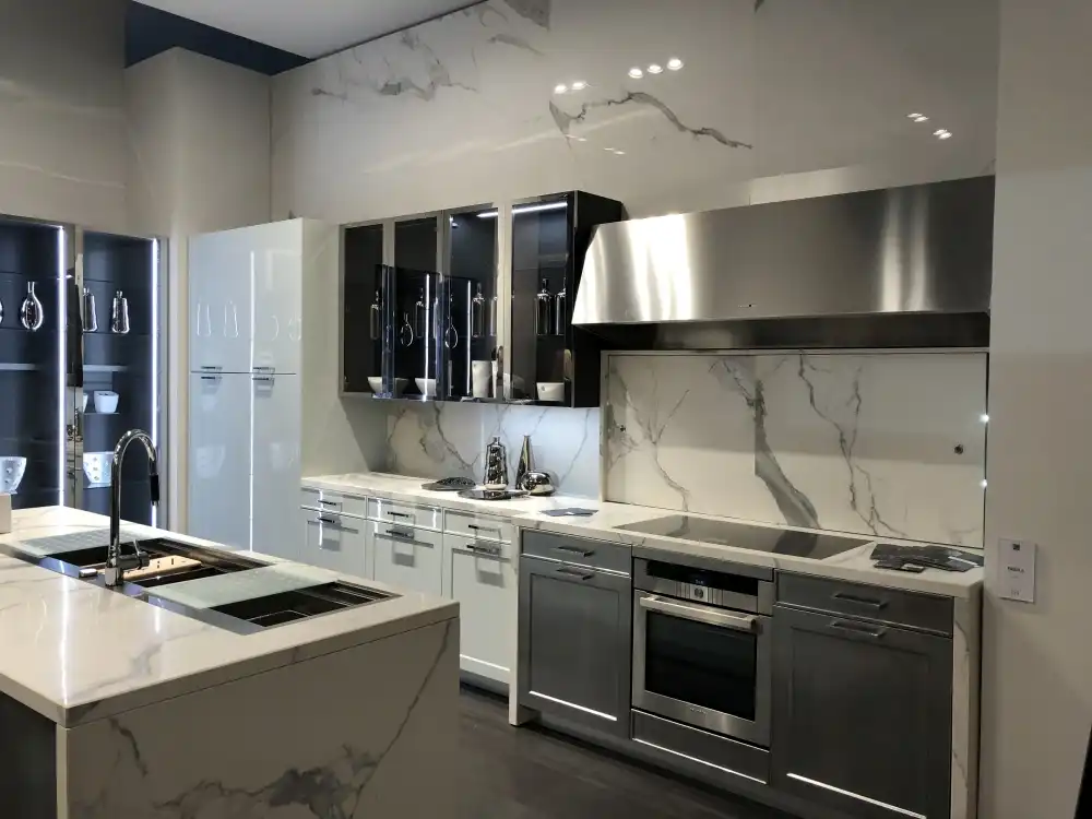Pomysły na marmurową kuchnię i jak je wdrożyć 8 Modern white marble kitchen layout