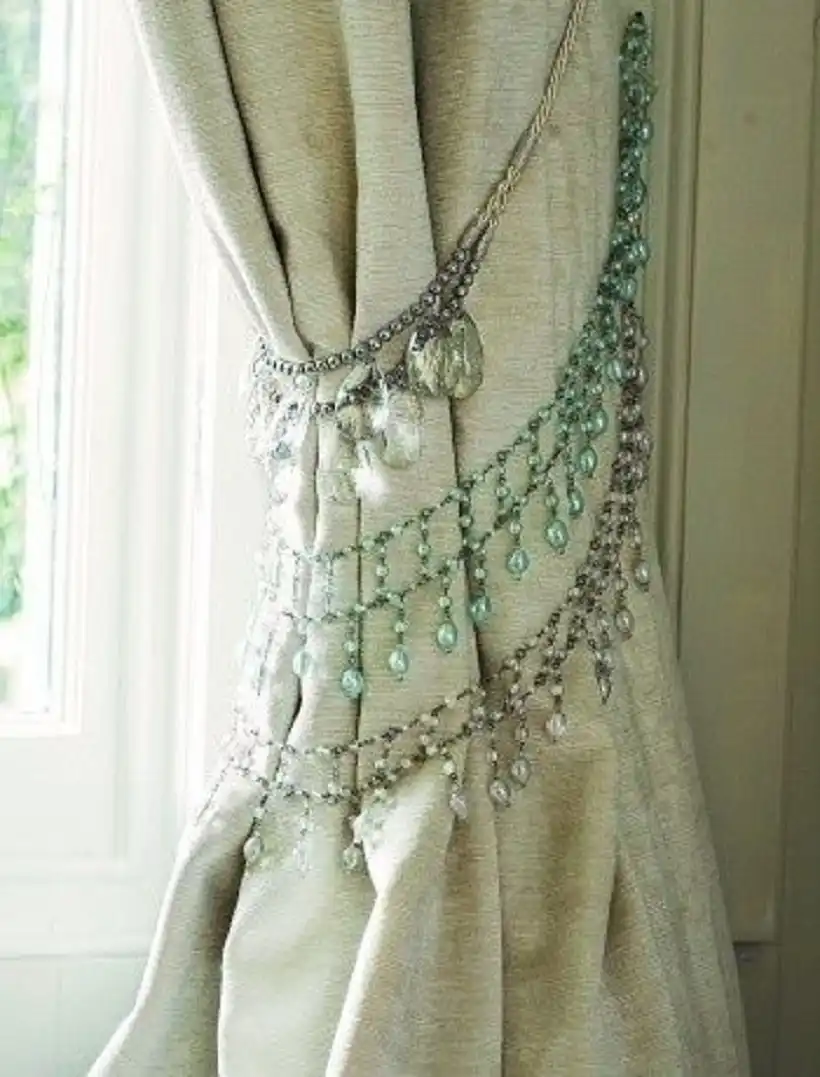 Necklace tieback
