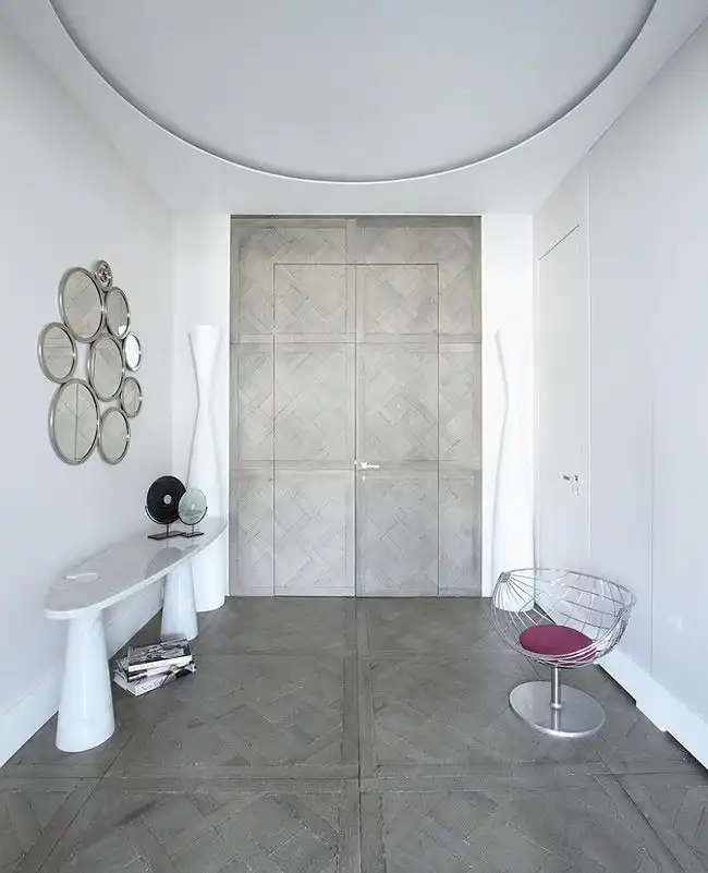 Neutral foyer decoration idea from Hauvette & Madani