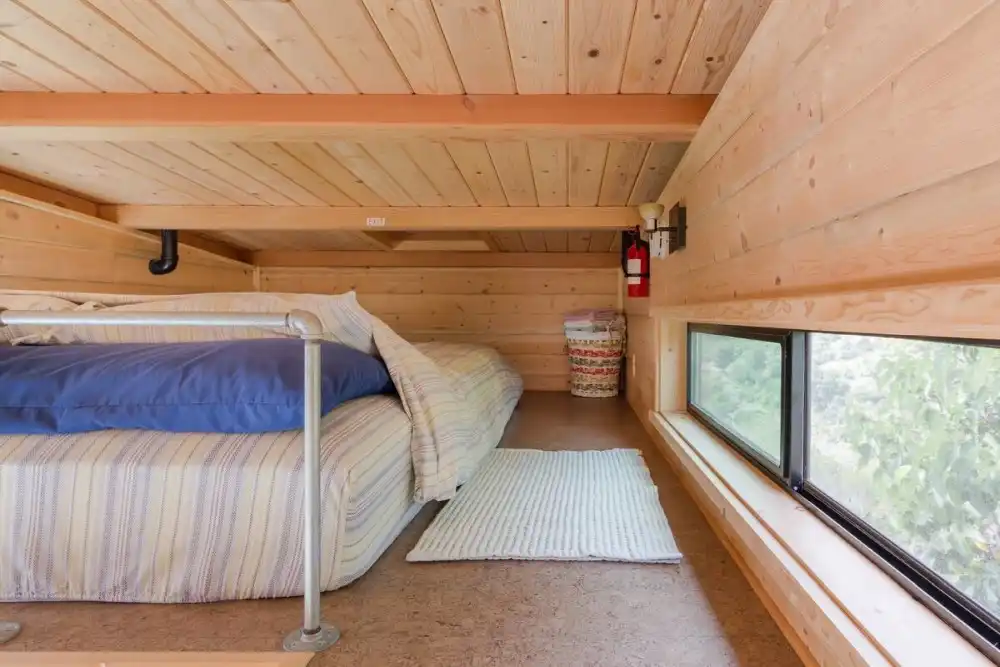 Ocean view Tiny House 1 Mile to the beach bed area