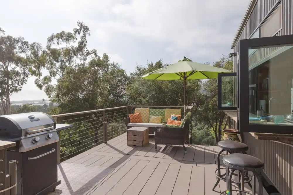 Ocean view Tiny House 1 Mile to the beach deck