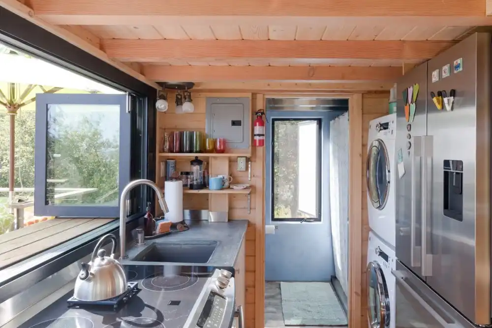 Ocean view Tiny House 1 Mile to the beach functional kitchen