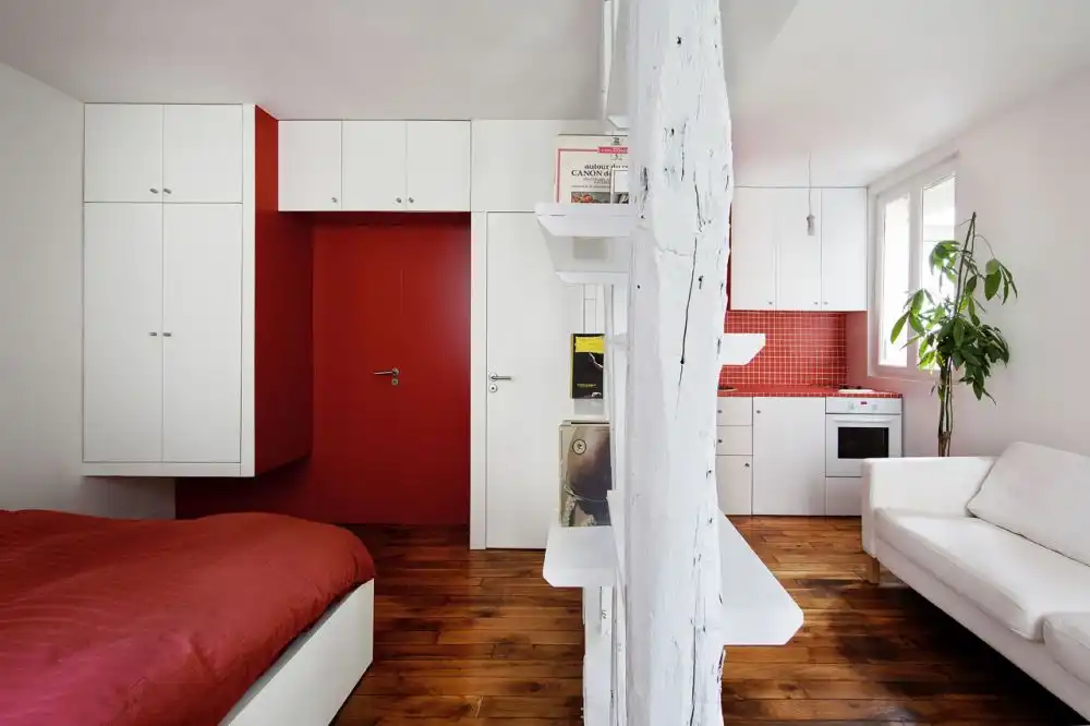 Cheerful little kitchen with red accents