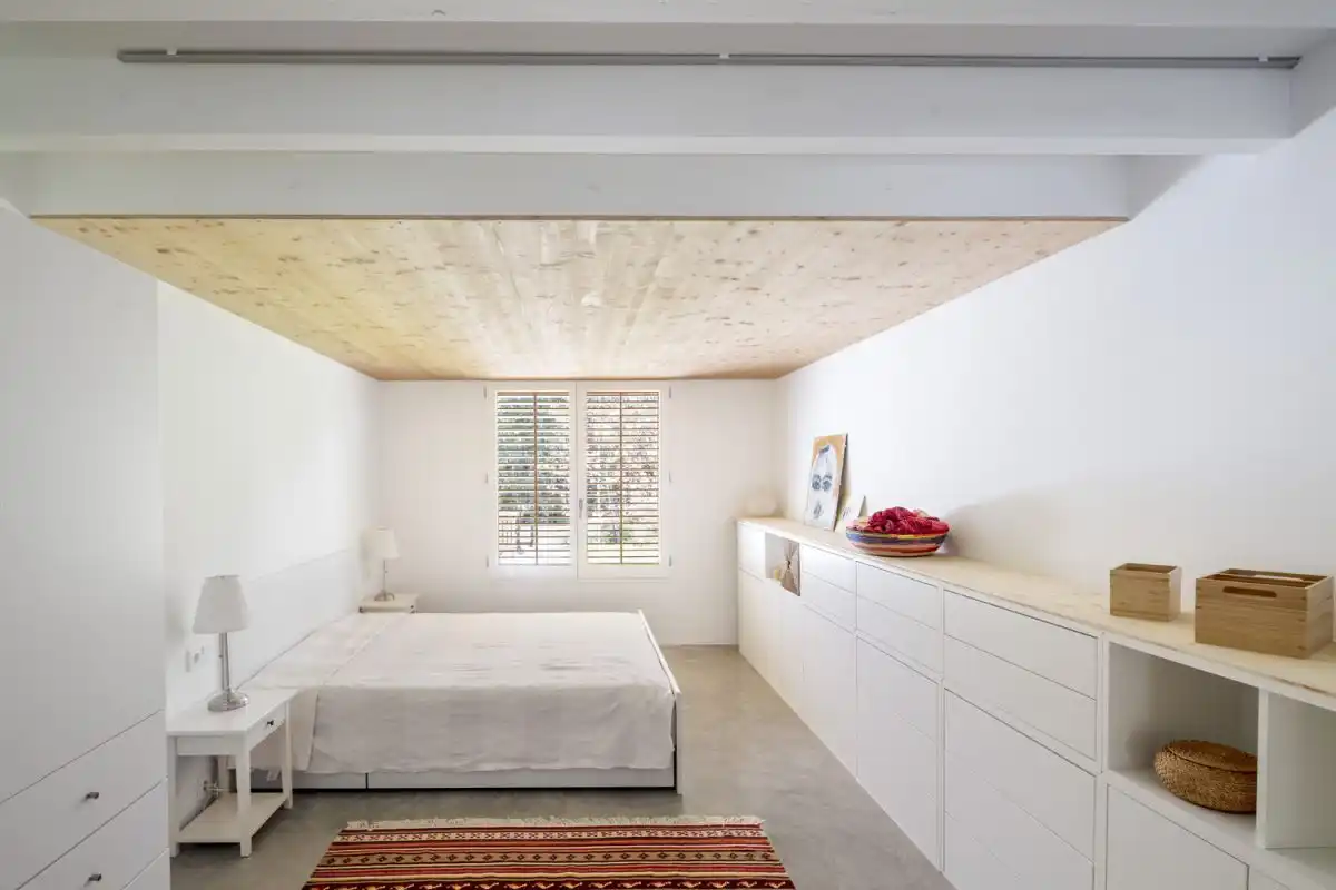 Our House ion Spain by Tallerdarquitectura bedroom low ceiling
