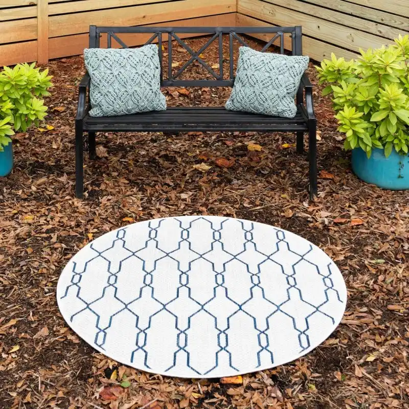 Outdoor Lattice Round Rug ble and white