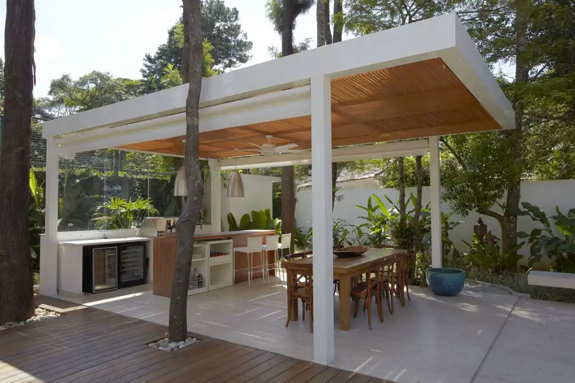 Outdoor dining area pergola The Morumbi Residence