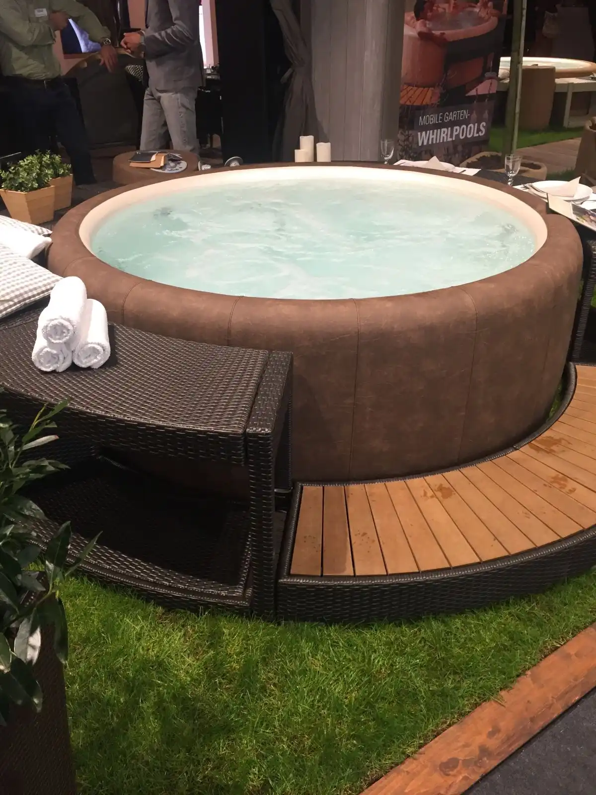 Outdoor jacuzzi design spot