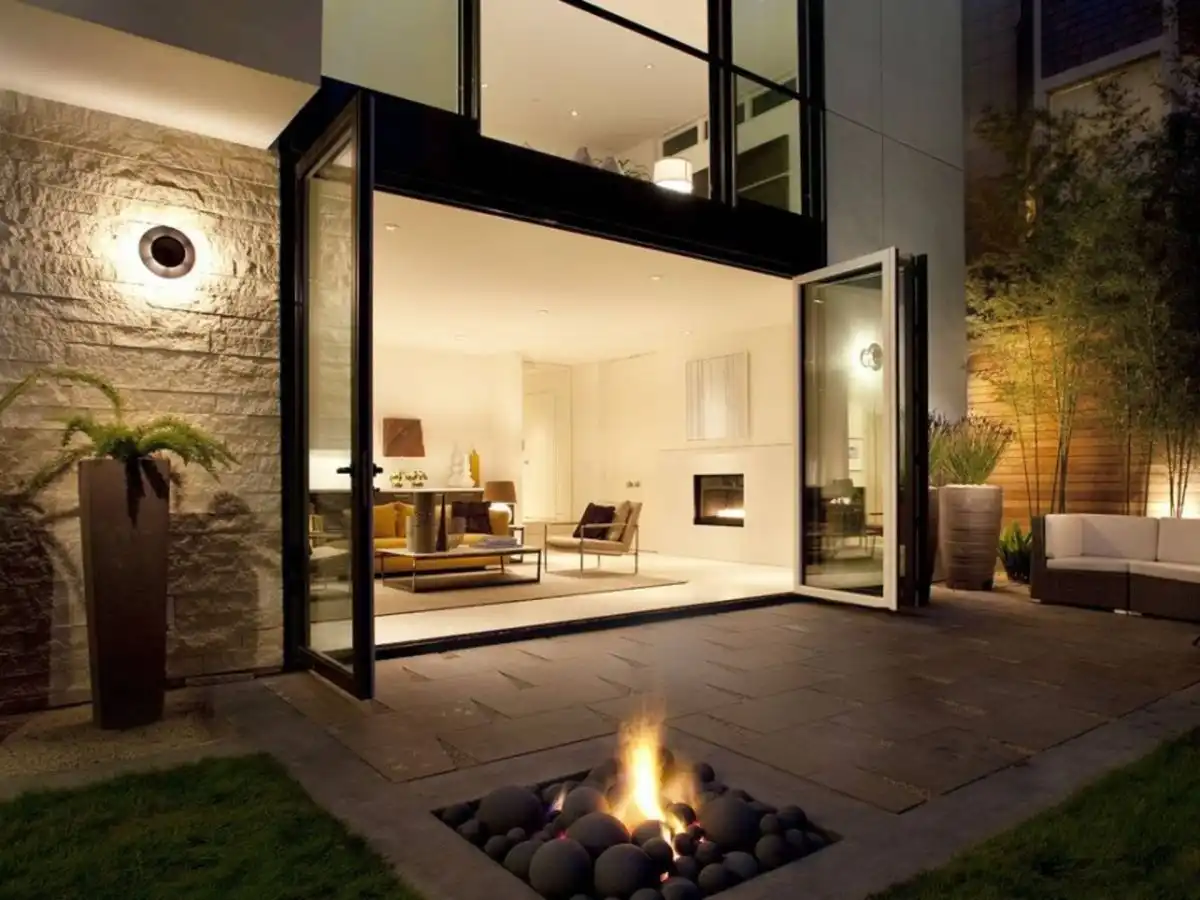 Outdoor lounge folding doors