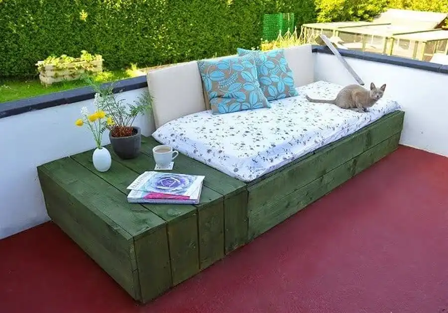 Patio Day Bed with Wood Pallets