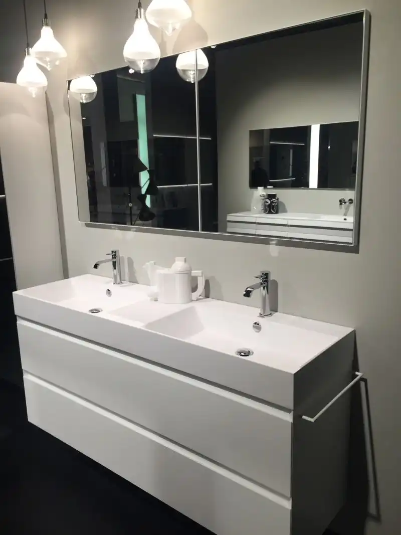Pendant bathroom lighting