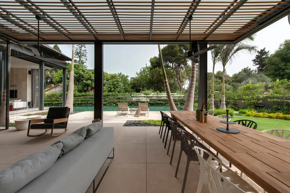 Pergola Swimming pool Contemporary Home in Israel