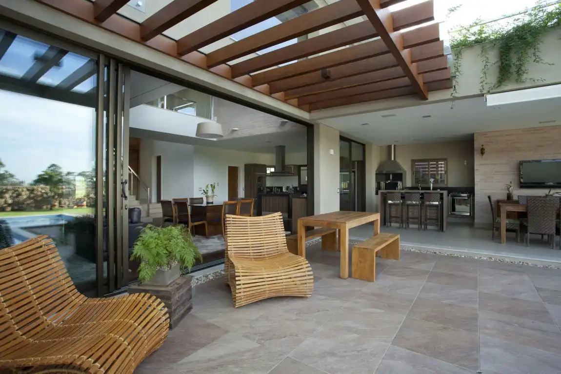 Pergola for outdoor kitchen on Residencia DF by Pupo Gaspar Arquitetura
