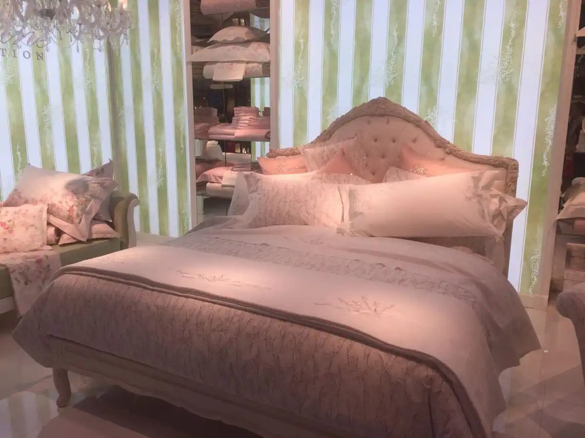 Pink Princes bedroom design with tufted headboard