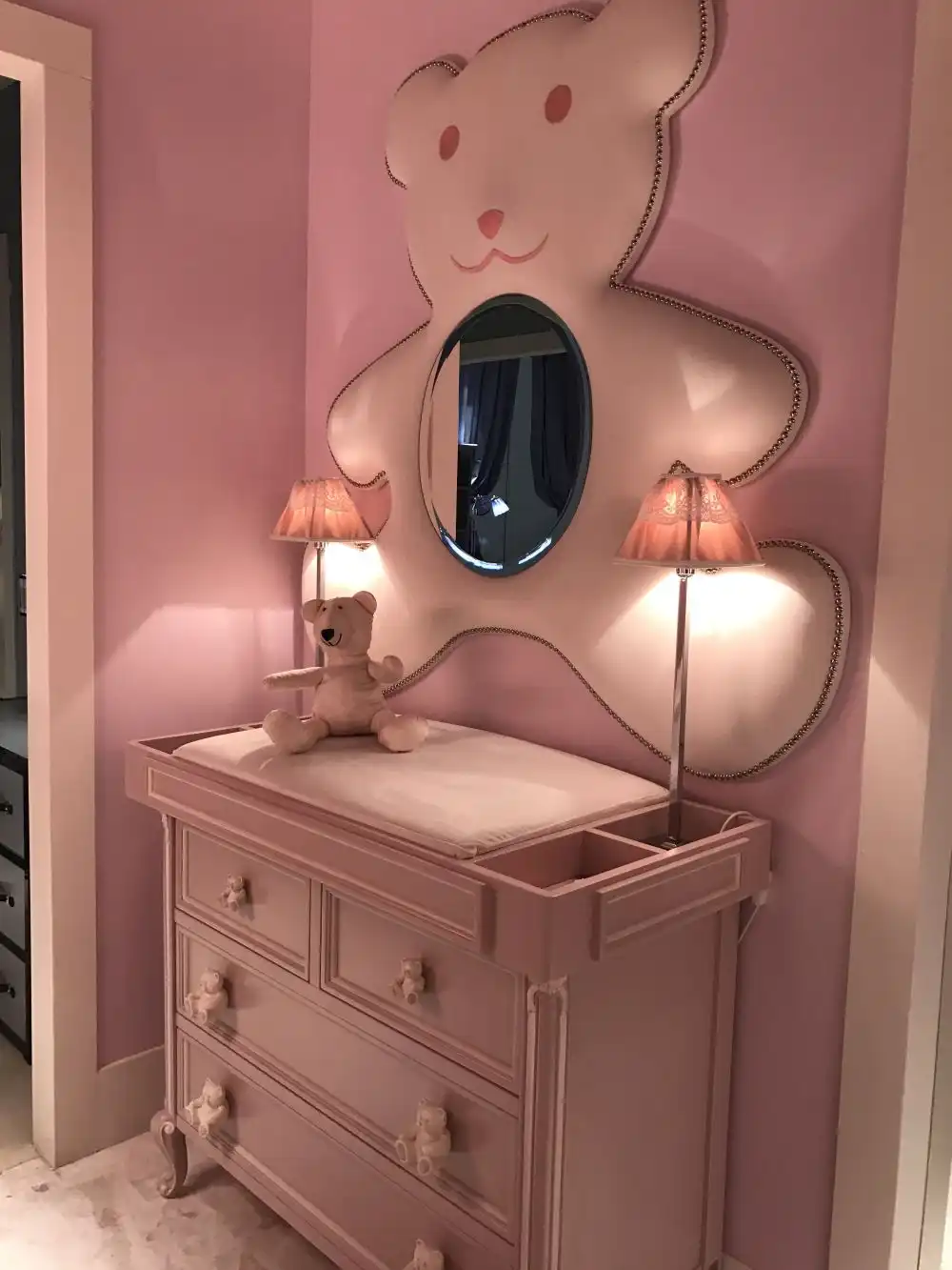 The teddy mirror frame is a perfect focal point which goes well with the chosen theme