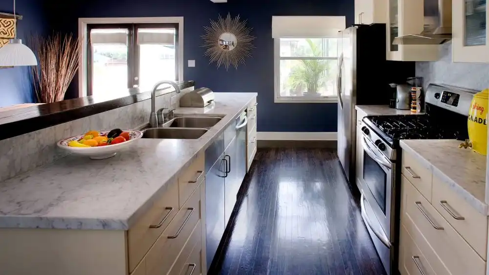 Play with contrast on kitchen