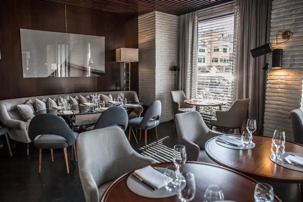 Portrait Firenze – Florence Italy Restaurant Ara in Gray Decor