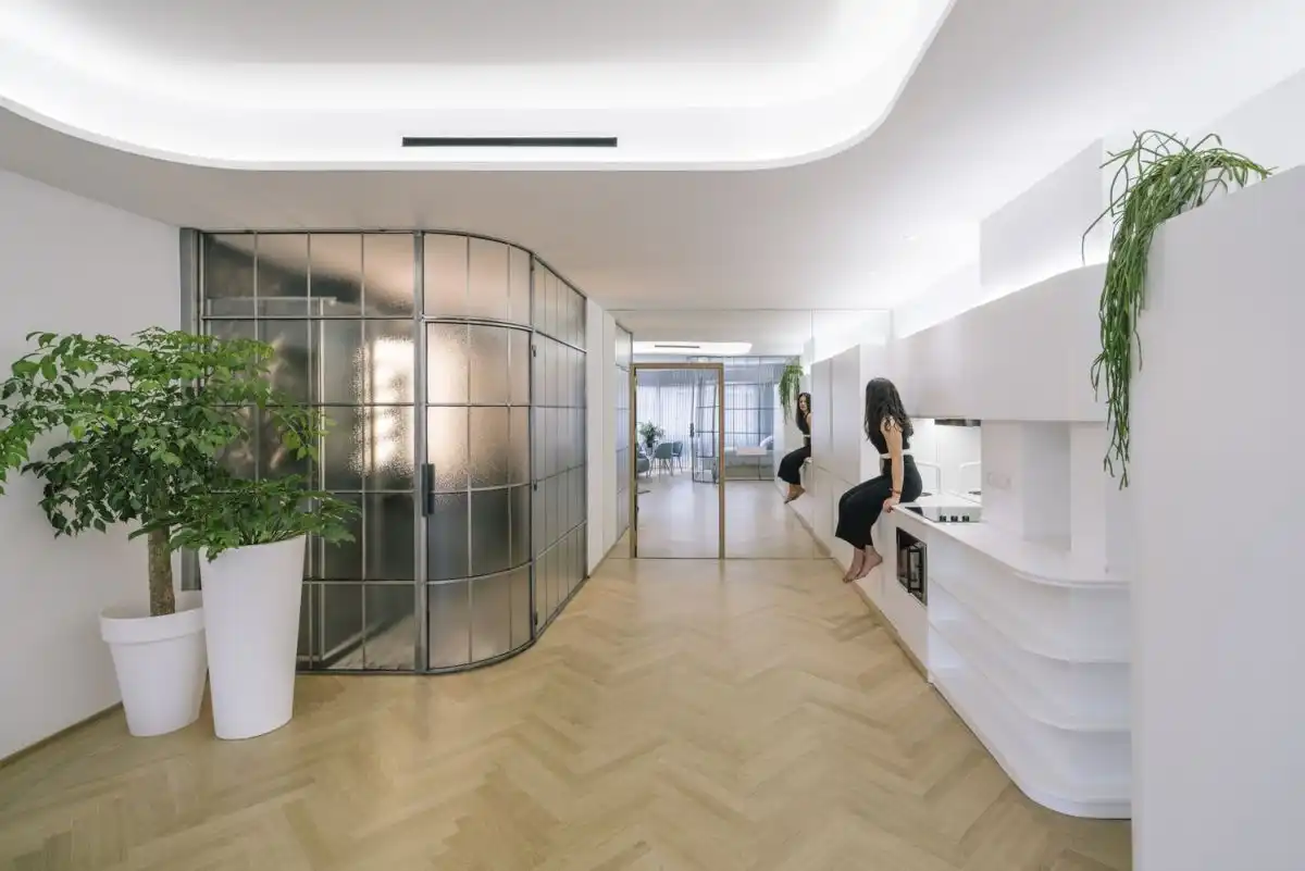 Potted plants outside the bathroom add a little extra privacy to the corner of the bathroom.