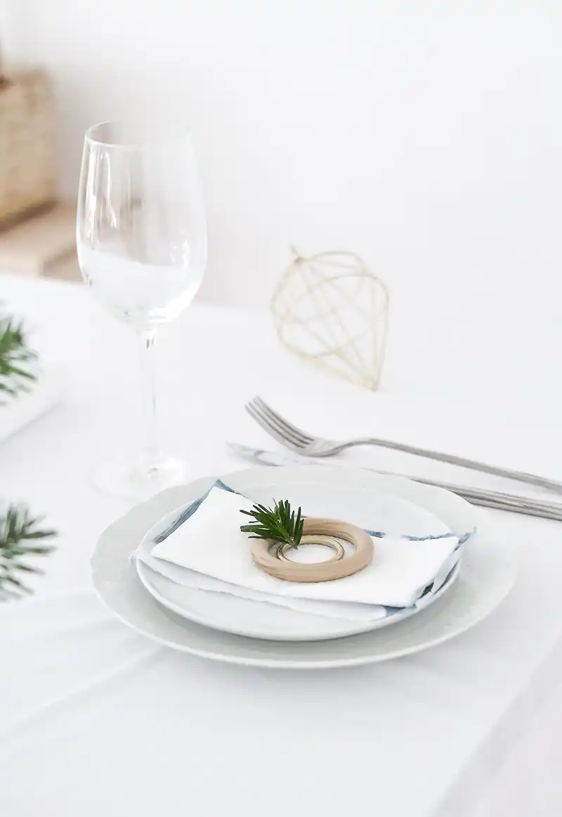 Pretty Table Setting Idea For Christmas