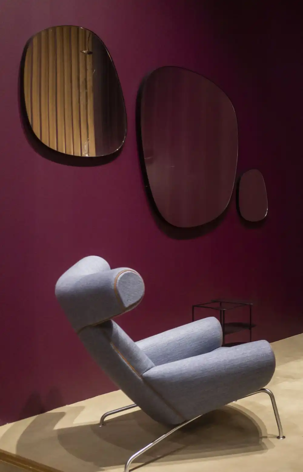 Queen jorgensen chair with hairpin legs