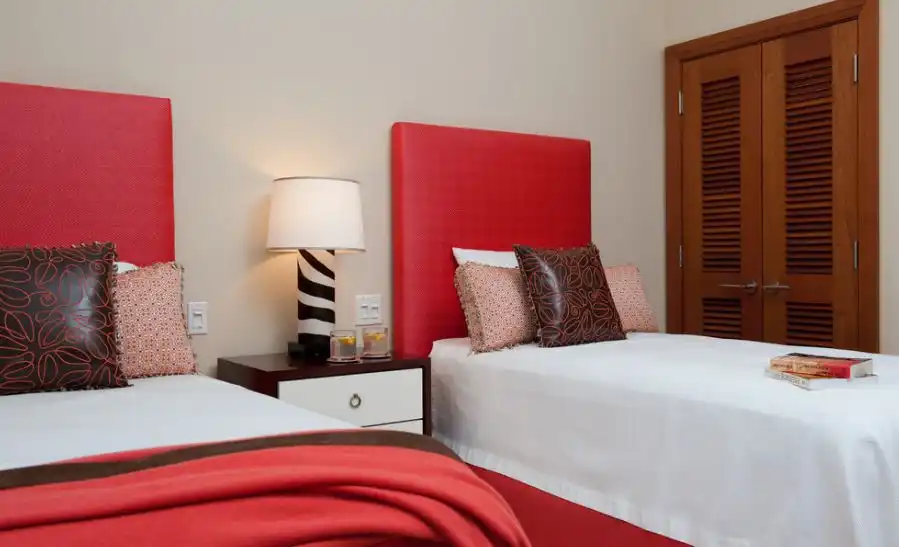 Strong colors are very useful when trying to create symmetry in a décor