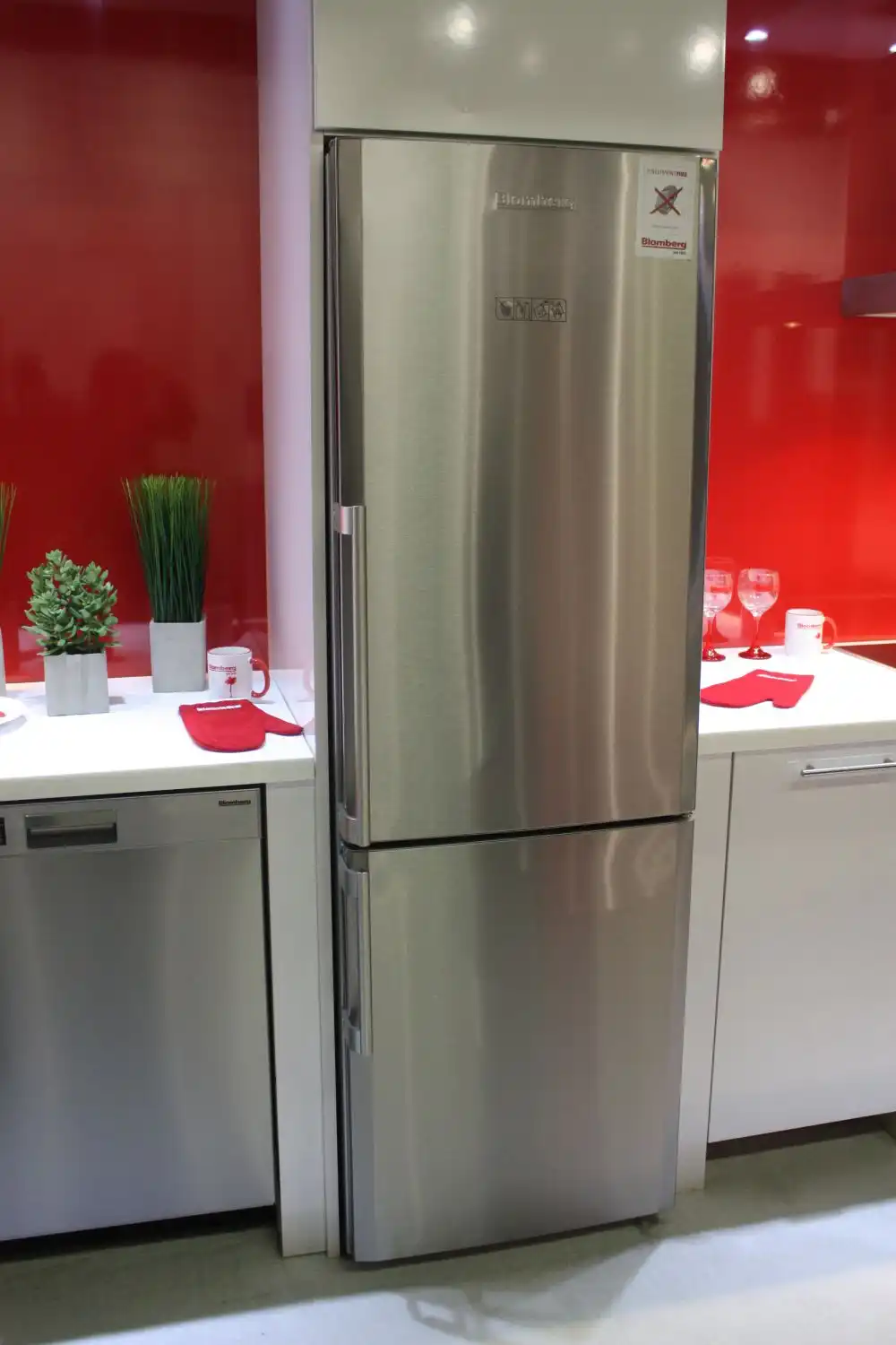 Red color in interior design is a powerful hue