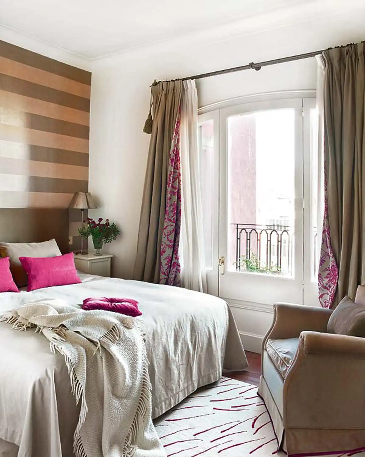 Relaxed bedroom with taupe design