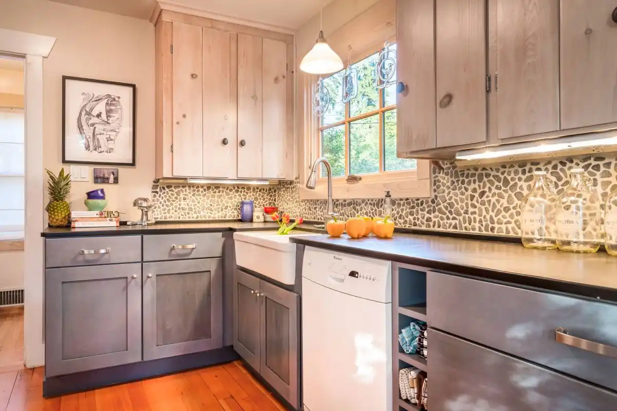 River rock backsplash