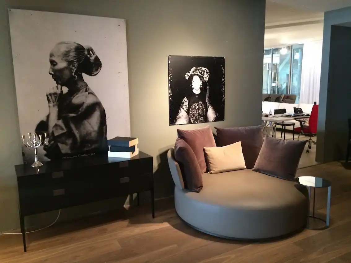 Round lounge chair setting