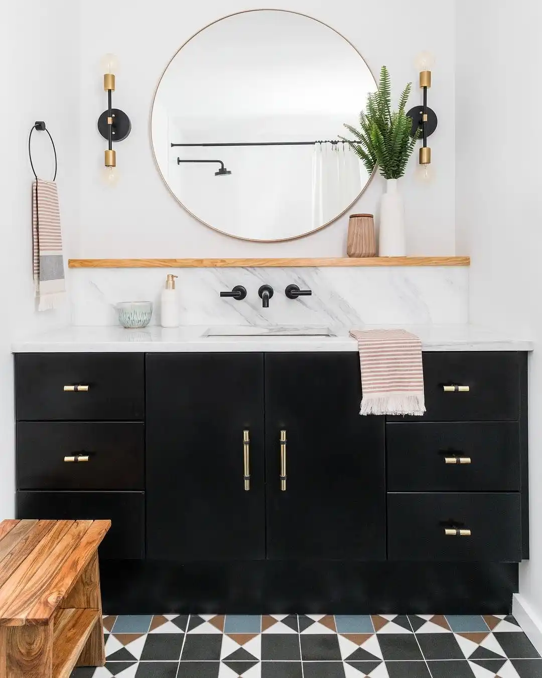 Round mirror bathroom decor