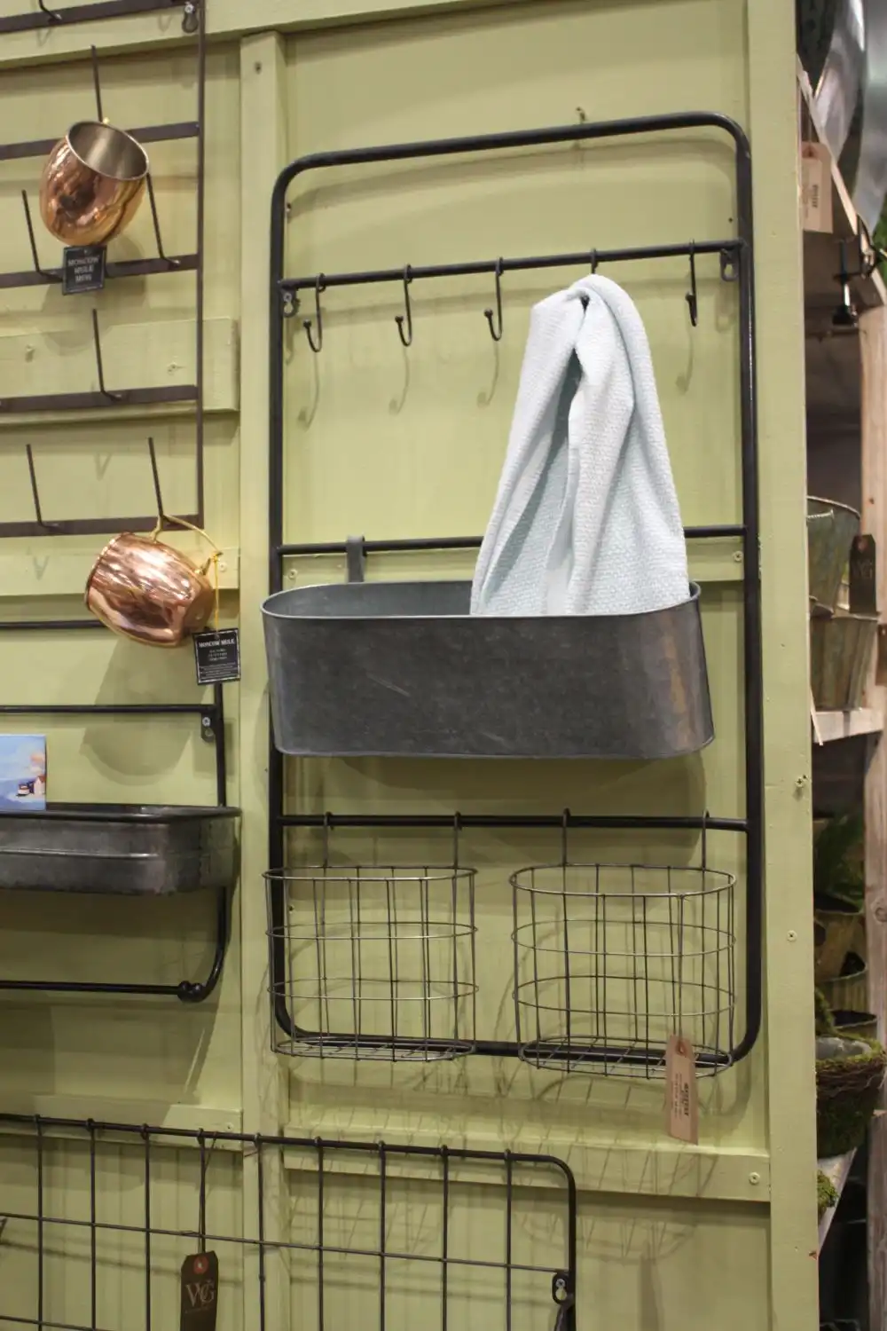 Rustic wall storage wire