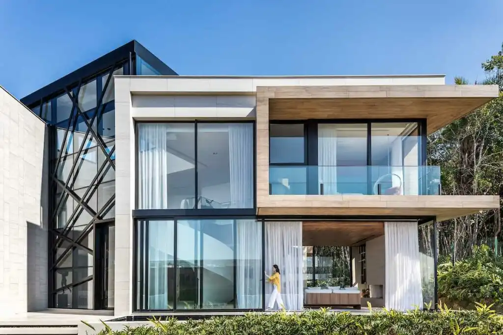 Brazilian Pool House with flat roof By Schuchovski Arquitetura