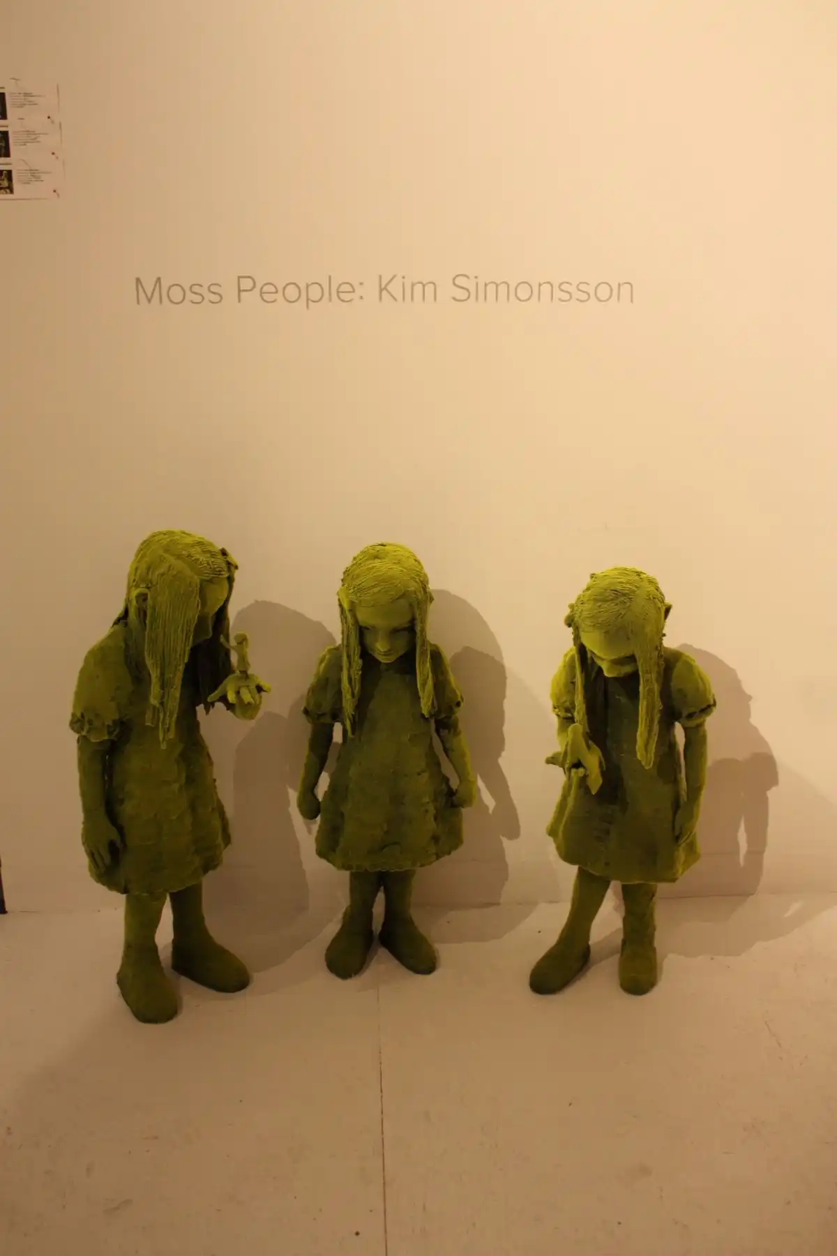 Simonsson's biography says that he combines the innocent with an odd agenda, and that "although the technique he uses is traditional, the way he gives the material a soul is unique."