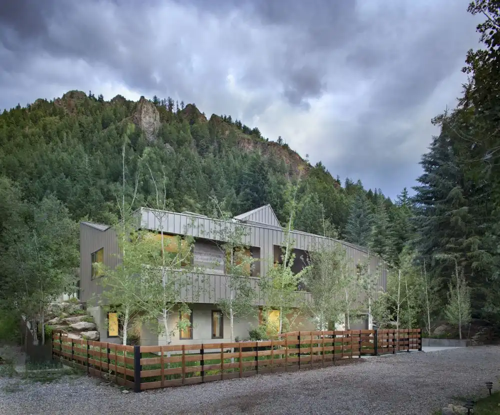 Shadow Mountain House by RowlandBroughton Architecture side view