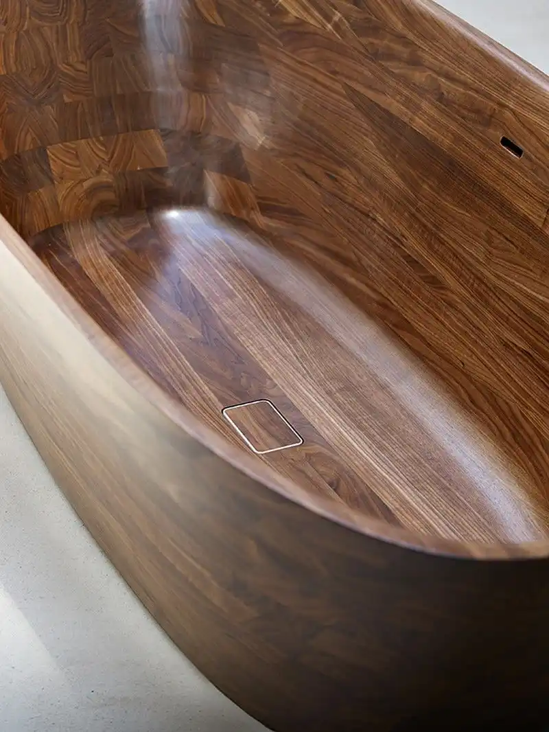 Mair's produce description explains that the sophisticated drain and overflow lie flush with the surface of the bathtub, disappearing into its form.