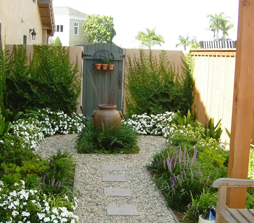 Side yard fountain and gate
