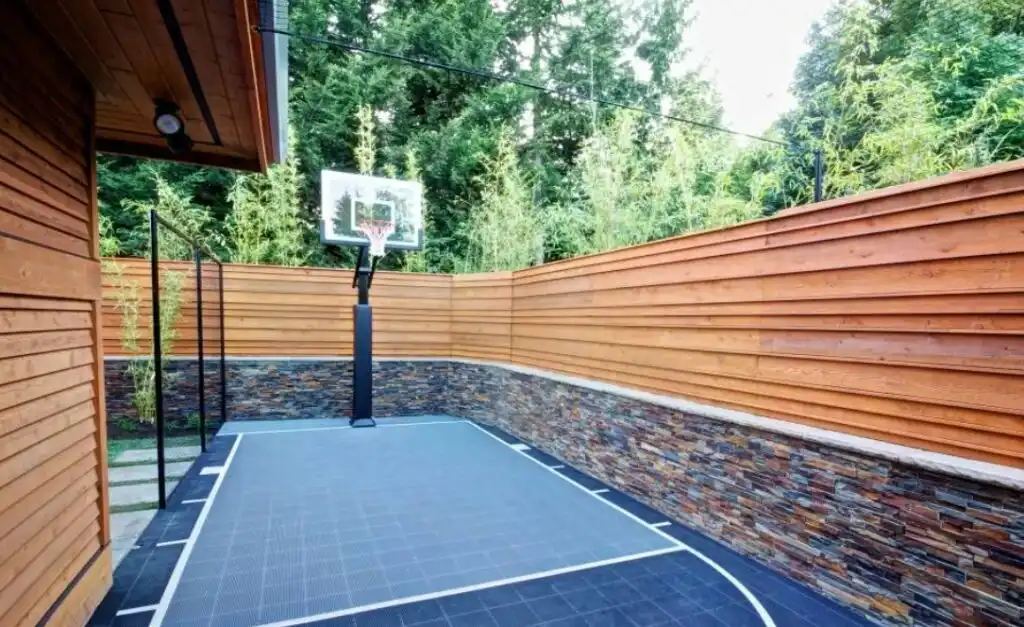 Side yard recreation space 1024x627