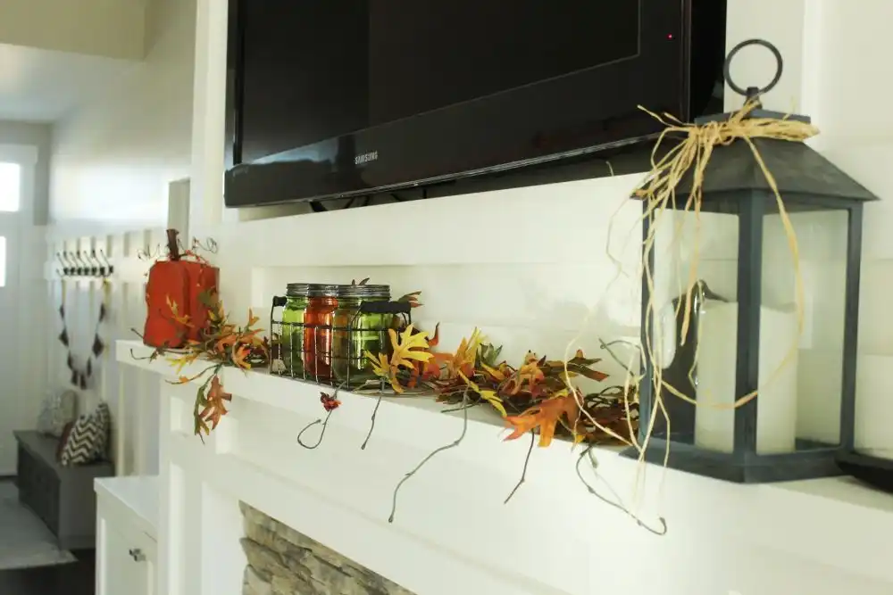 Simple, low-profile mantel décor