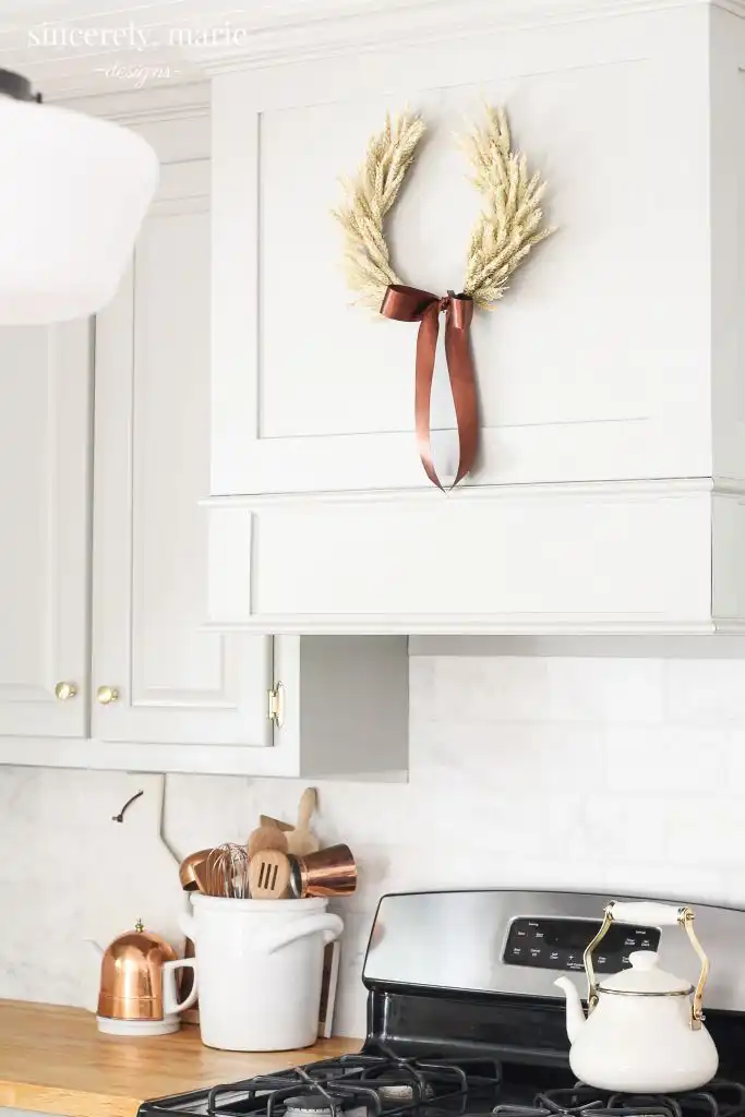 Simple thanksgiving wreath for cabinets