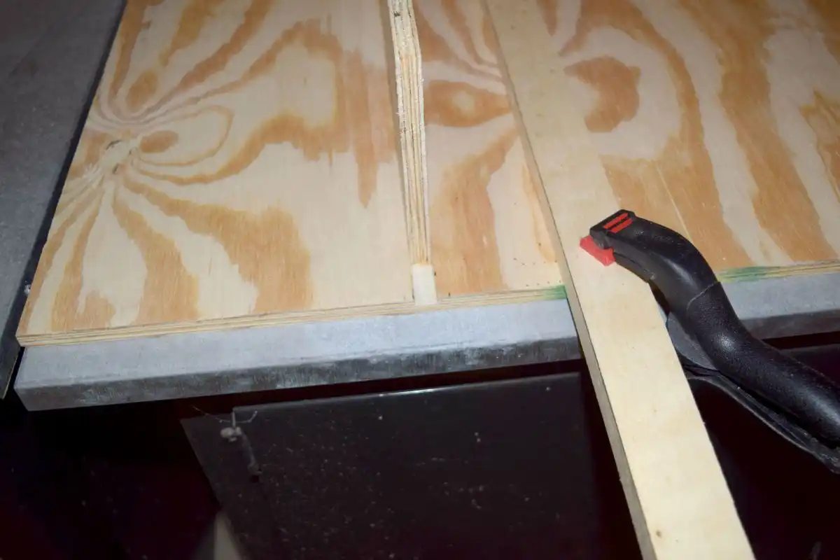 Sliding in wood with notches