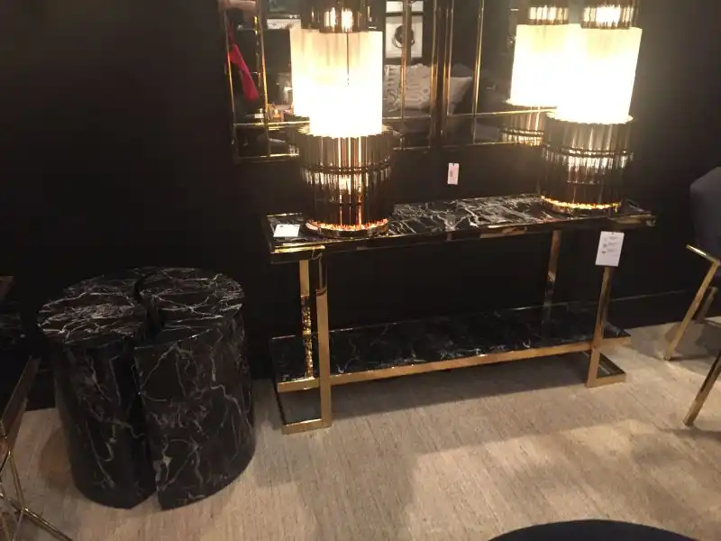 small-and-narrow-entryway-table-in-marble-with-gold-base