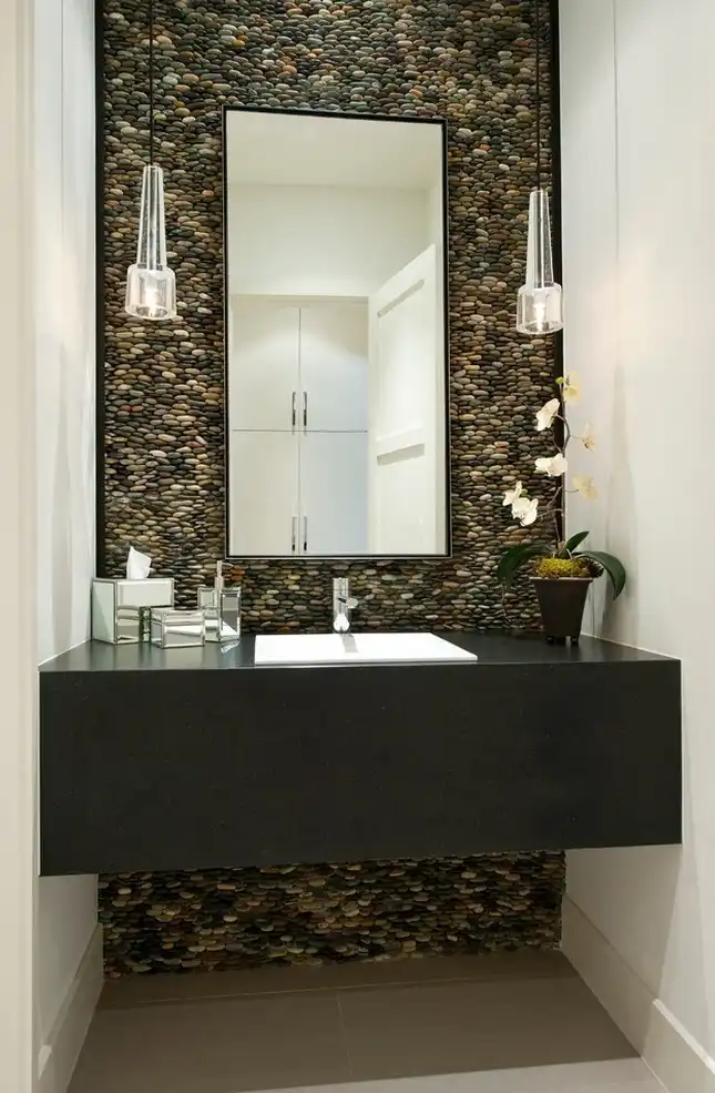 Small bathroom space decorate with pebbles
